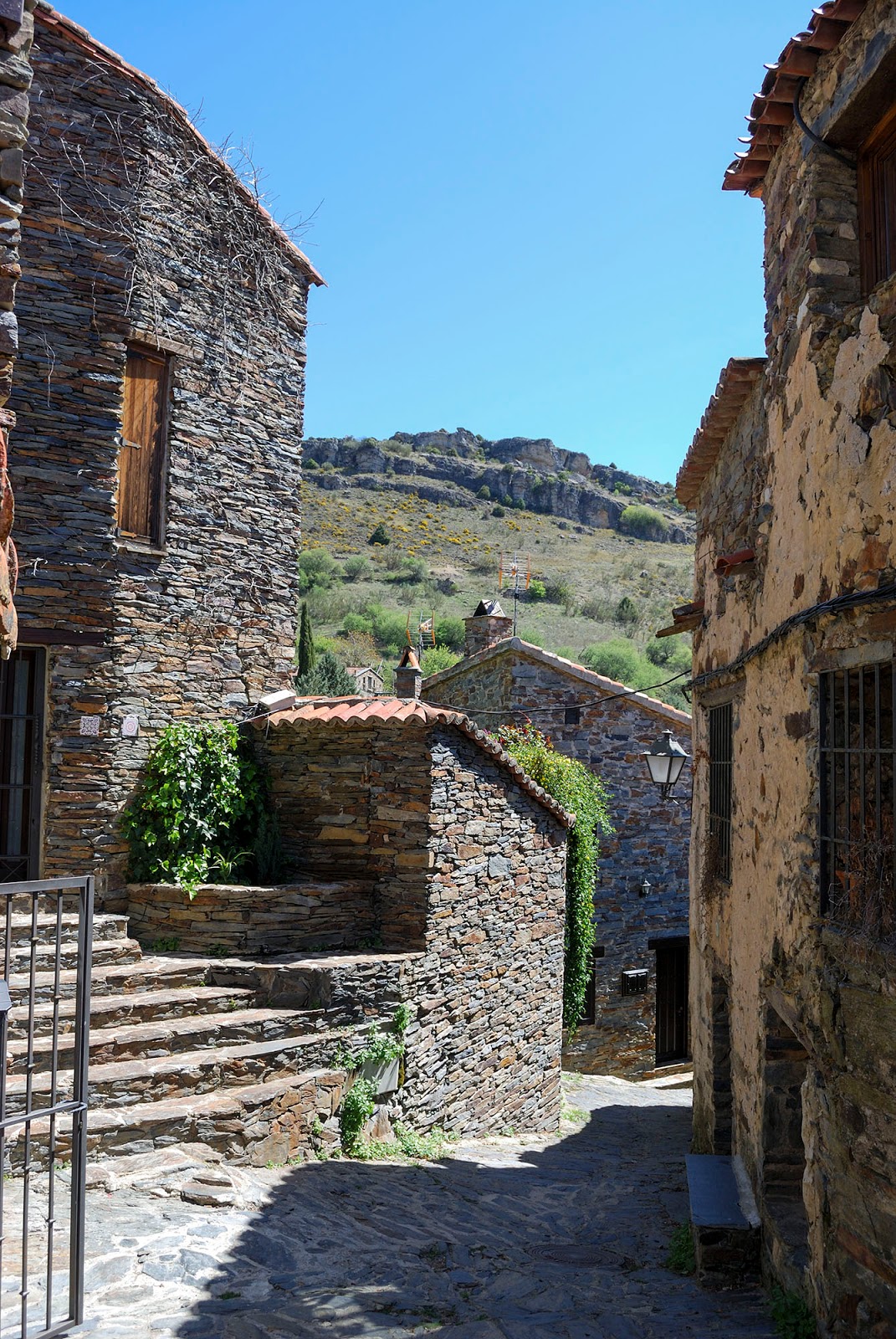 patones de arriba madrid rural sierra guadarrama beautiful village spain pueblo bonito slate pizarra