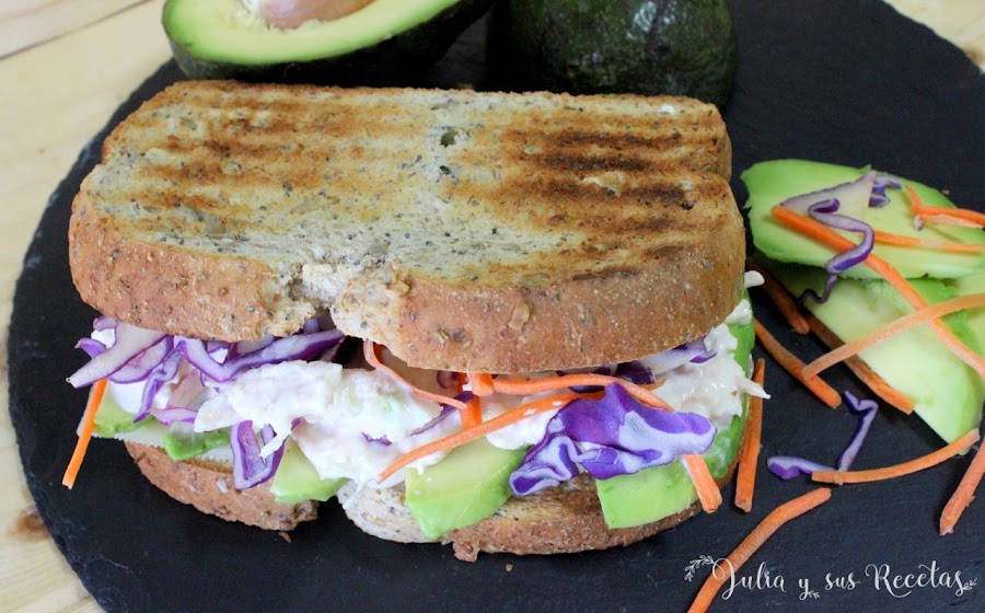 Sándwich de pollo con mayonesa y aguacate. Julia y sus recetas