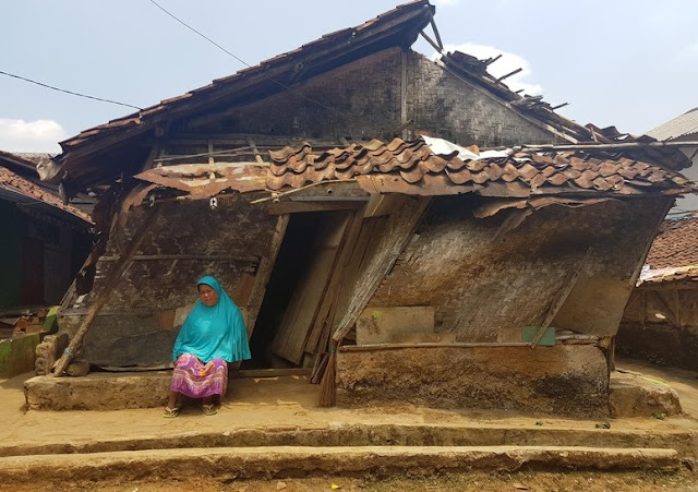 Tak Ada Bantuan Sepeserpun, Keadaan Rumah Ibu ini Sangat Memprihatinkan, Bahkan Lurahnya pun Tak Menggubris Tak Ada Bantuan Sepeserpun, Keadaan Rumah Ibu ini Sangat Memprihatinkan, Bahkan Lurahnya pun Tak Menggubris