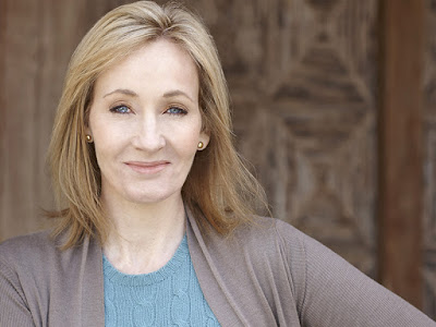   Biografi JK Rowling        Joanne Kathleen Rowling atau yang dikenal dengan J.K Rowling dilahirkan di Chipping Sodbury, Gloucestershine, England pada tanggal 31 Juli 1965. Bersama orang tua dan adiknya, Rowling pindah rumah ke daerah Winterbourne. Ditempat itu ia mempunyai tetangga yang bernama Potter. Saat Rowling berusia 9 tahun, ia dan keluarganya pindah lagi ke Tutshill. Di Tutshill. Rowling mulai menulis cerita sejak berusia 5 tahun. Karya pertamanya berjudul Rabbit. Rowling mulai bersekolah di sebuah sekolah dasar dan berlanjut ke Wyedean Comprehensive. Setelah lulus Rowling melanjutkan ke Exeter University. Di Exeter ini Rowling belajar bahasa perancis. Pada tahun 1990 Rowling lulus dari Exeter University. Saat berumur 26 tahun ia pindah ke Portugal menjadi guru bahasa Inggris.  Sebagai seorang lulusan Universitas Exeter, Rowling berpindah ke Portugal pada tahun 1990 untuk mengajar Bahasa Inggris. Di sana dia berjumpa dengan seorang wartawan Portugis. Rowling menikah dengan Jorge Arantes seorang wartawan yang berasal dari Portugis. Pada tahun 1993 anaknya yang bernama Jessica lahir. Namun tidak lama setelah anaknya lahir, Rowling bercerai dengan suaminya dan pindah ke Edinburg dengan anaknya dan tinggal berdekatan dengan rumah adik perempuan Rowling, Di..Dalam perjalanannya dari Manchester ke London dengan Kereta api 