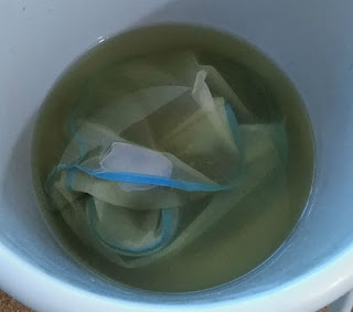 酸処理中の大磯砂。溶液の色が若干だが黄色になっている