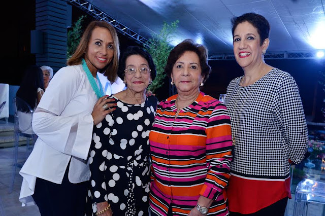 Teresa González, Olga de González, Yanira Cabrera y Victoria Pérez