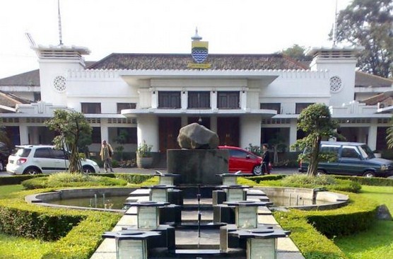 pesona keindahan Taman Kantor Pemerintah Kota Bandung di