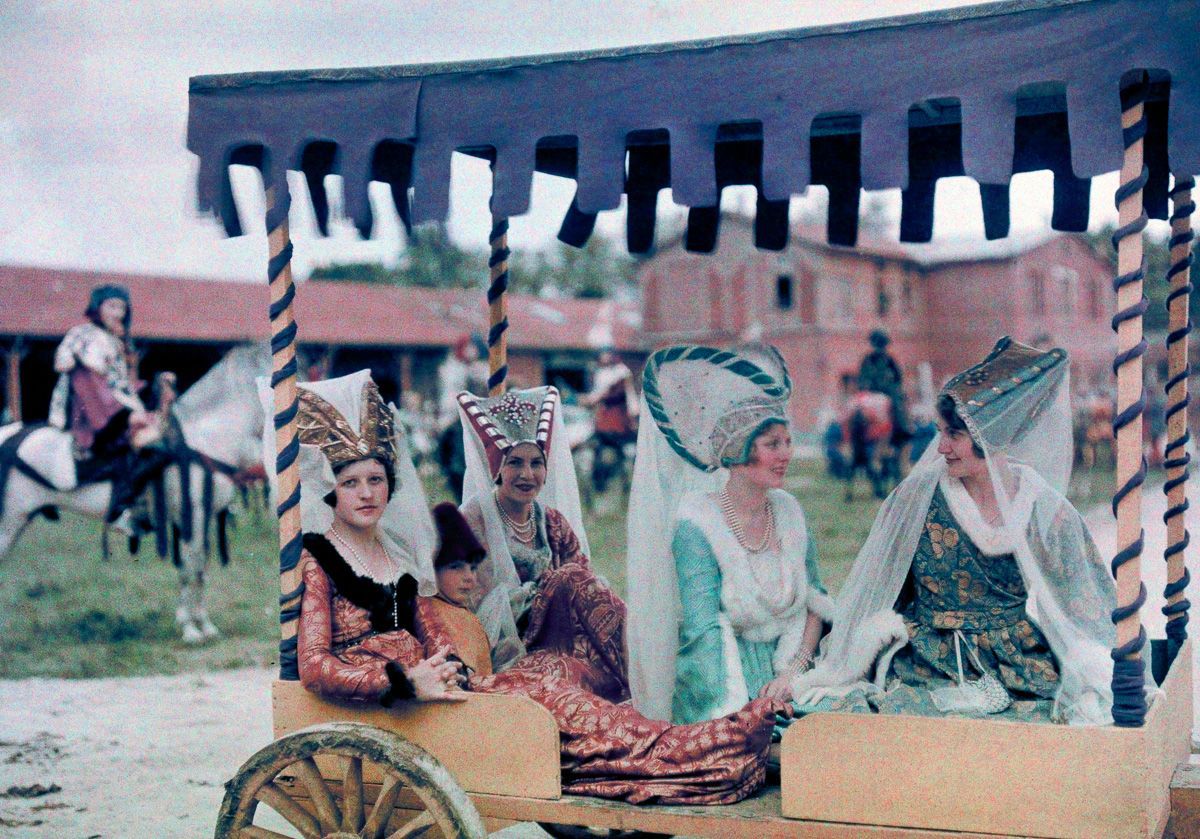 14 Wonderful Photos of French People Don Colorful Costumes at the Joan