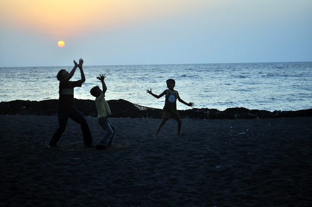 Udvada Gujarat Travel tourism guide Parsis Zoroastrian town kids playing cricket beach sunset