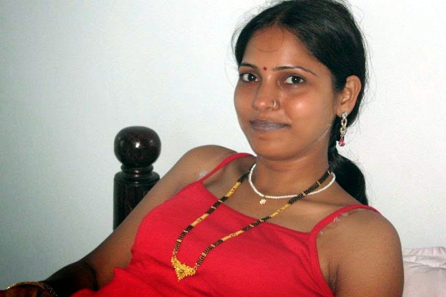 Beautiful Indian Housewife In Indian Saree Hot And Sexy 