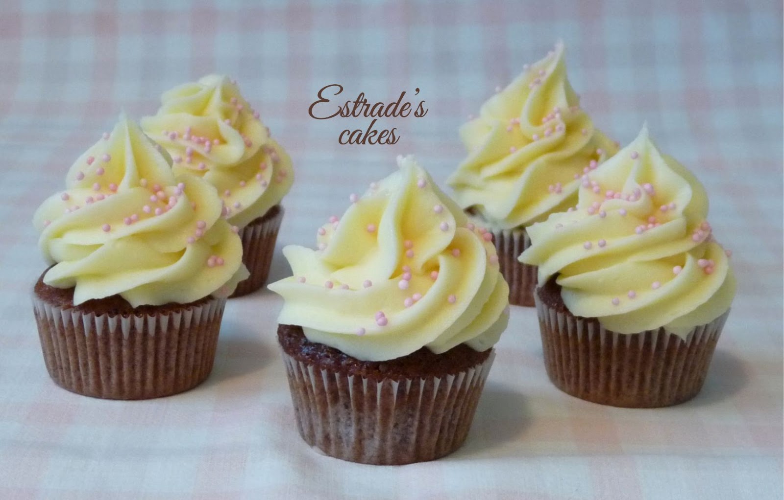 Estrade's cakes CUPCAKES DE CHOCOLATE CON CREMA DE CHOCOLATE BLANCO