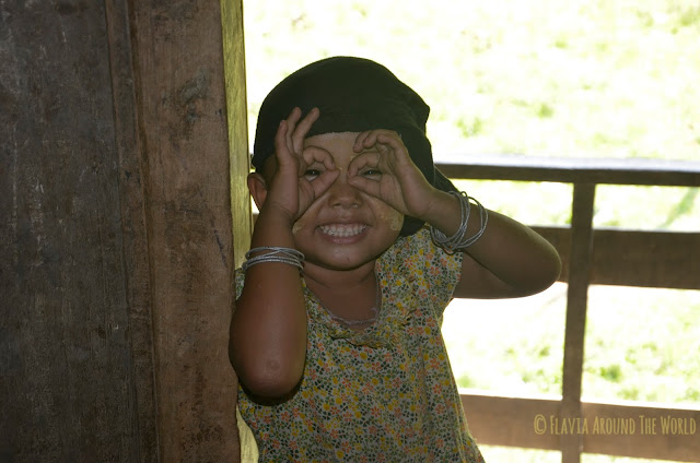Niña Chin divisándome con prismáticos Niña Chin divisándome con prismáticos