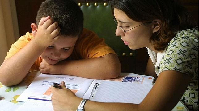 ¿Hay que ayudar a los escolares a hacer los deberes en casa?