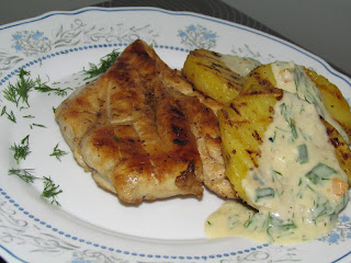 Piept de pui la gratar cu sos de iaurt / Grilled chicken with yogurt sauce