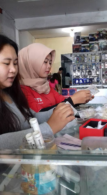 Ayah ini Membeli Membeli Smartphone Dengan Satu Kresek Uang Rp 2000-an. Buat Ribuan Netizen Nangis! Ayah ini Membeli Membeli Smartphone Dengan Satu Kresek Uang Rp 2000-an. Buat Ribuan Netizen Nangis!