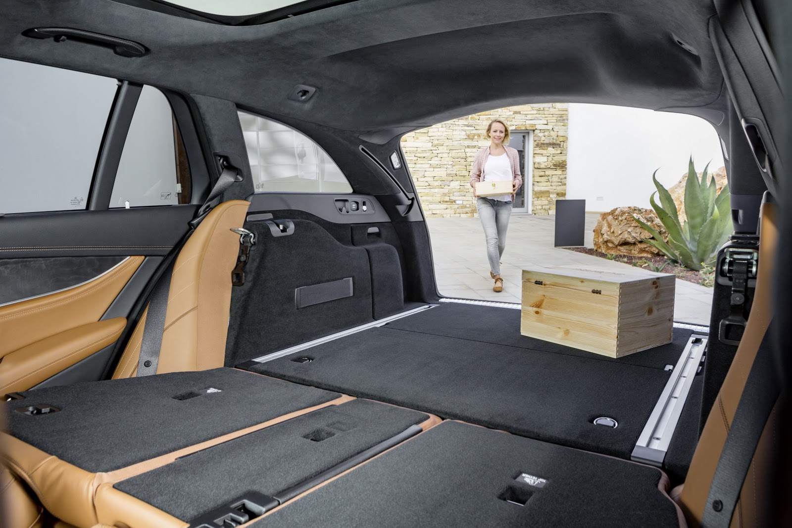 2017-Mercedes-Estate-E-Class-61.jpg