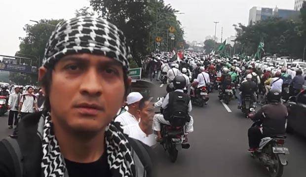 Ini Tujuh Selebriti yang Ikut Demo 4 November Ini Tujuh Selebriti yang Ikut Demo 4 November