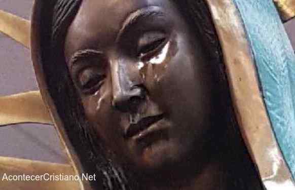 Estatua católica de la Virgen llora aceite