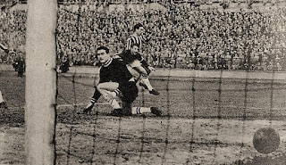 Juventus - Bologna 2-2, 28 marzo 1954. Il gol di Cappello. Il portiere della Juventus Viola osserva impotente.
