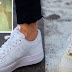 USAR ESTE TRUCO SIMPLE PARA LIMPIAR SUS ZAPATOS SUCIOS EN BLANCO Y EMBLANQUECERLOS OTRA VEZ!