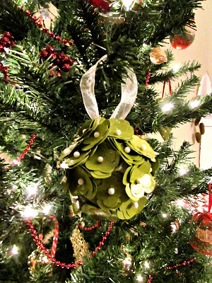 DIY Christmas Ornaments, Paper ornaments, Paper Christmas, Paper Flowers, Silhouette floral ball, Easy Crafts