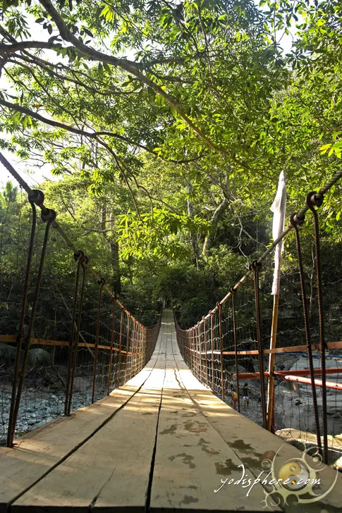 Photo of the hanging bridge connecting two sides of Calawagan River