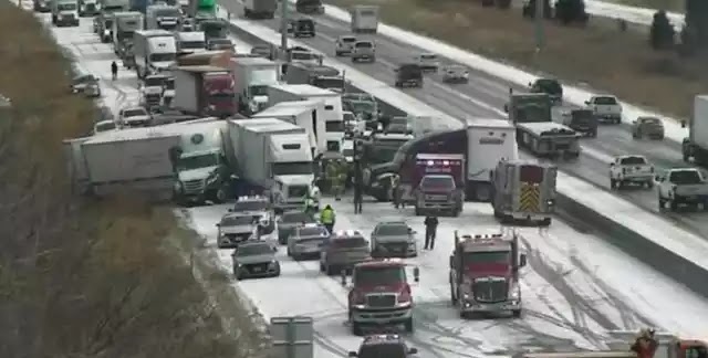 Τεράστια «καραμπόλα» με 50 αυτοκίνητα σε αυτοκινητόδρομο (βίντεο) Τεράστια «καραμπόλα» με 50 αυτοκίνητα σε αυτοκινητόδρομο (βίντεο)