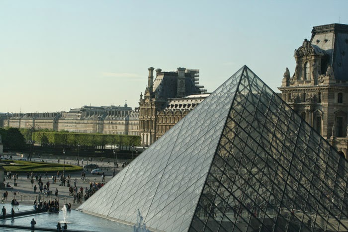 piramide louvre paris
