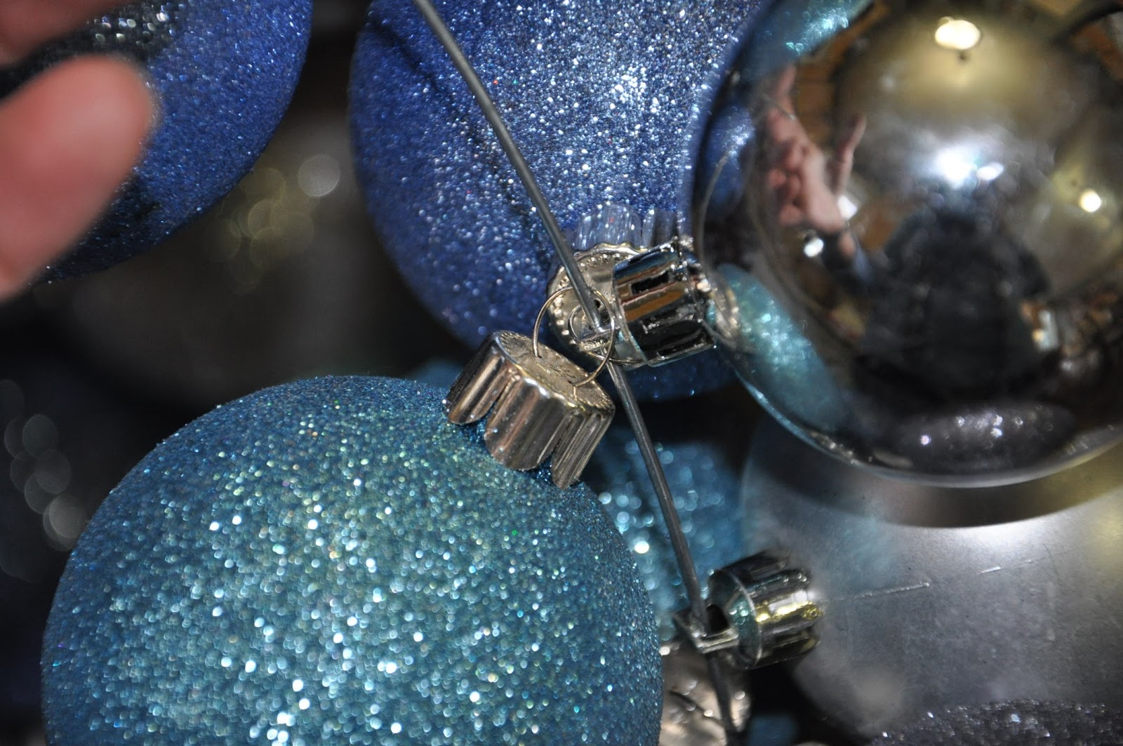 Yuen Yarn DIY Upcycled Christmas Bulb Wreath