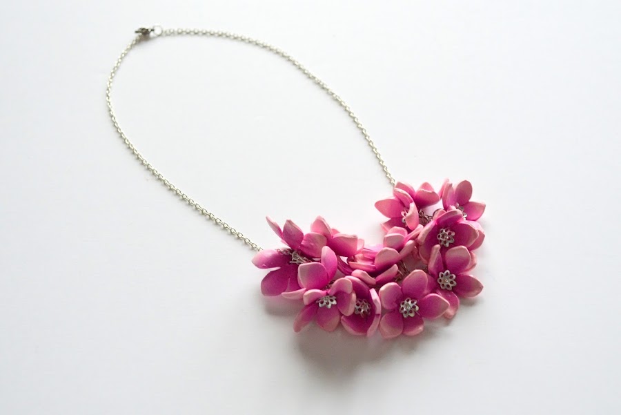 collar flores rosas arcilla polimérica