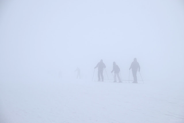 Sciatori nella nebbia a Campo Imperatore