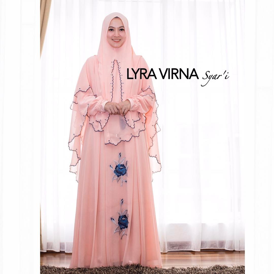 25 Foto Model Gamis Syar i Lyra Virna Terbaru 2019