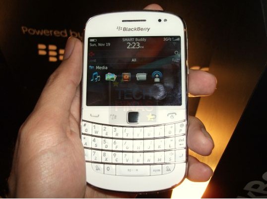 white blackberry bold 9900