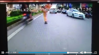 CSGT ngăn chặn người vi phạm giao thông (ảnh cắt từ clip)