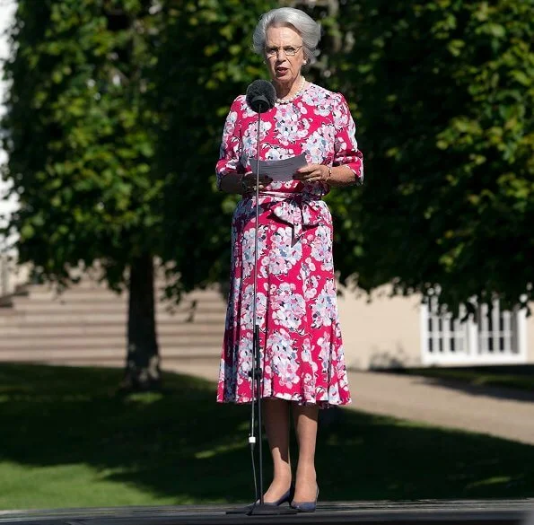 Summer floral dress and fuchsia dress. Fredensborg castle