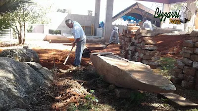 Bizzarri, da Bizzarri Pedras, trabalhando, fazendo um acerto de terra onde vamos fazer o calçamento de pedra folheta e a escada de pedra folheta.