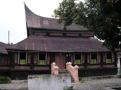 rumah adat gadang baanjuang tanjung raya sumatera barat rumah adat gadang baanjuang tanjung raya sumatera barat