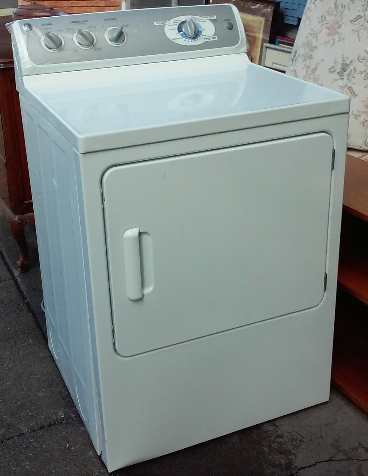 UHURU FURNITURE & COLLECTIBLES SOLD GE DWSR463 EG6WW Electric Clothes Dryer 125