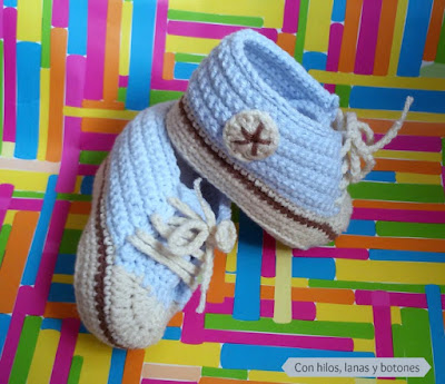 Con hilos, lanas y botones: patucos estilo converse de ganchillo para bebé