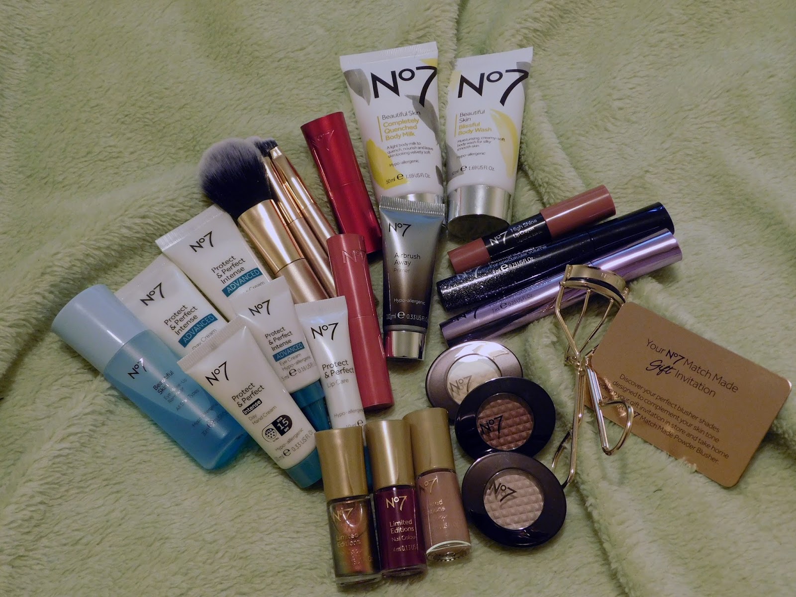 Pretty Perfect Beauty REVIEW Boots No 7 Advent Calendar 2016 pretty-perfect-beauty-review-boots-no-7-advent-calendar-2016