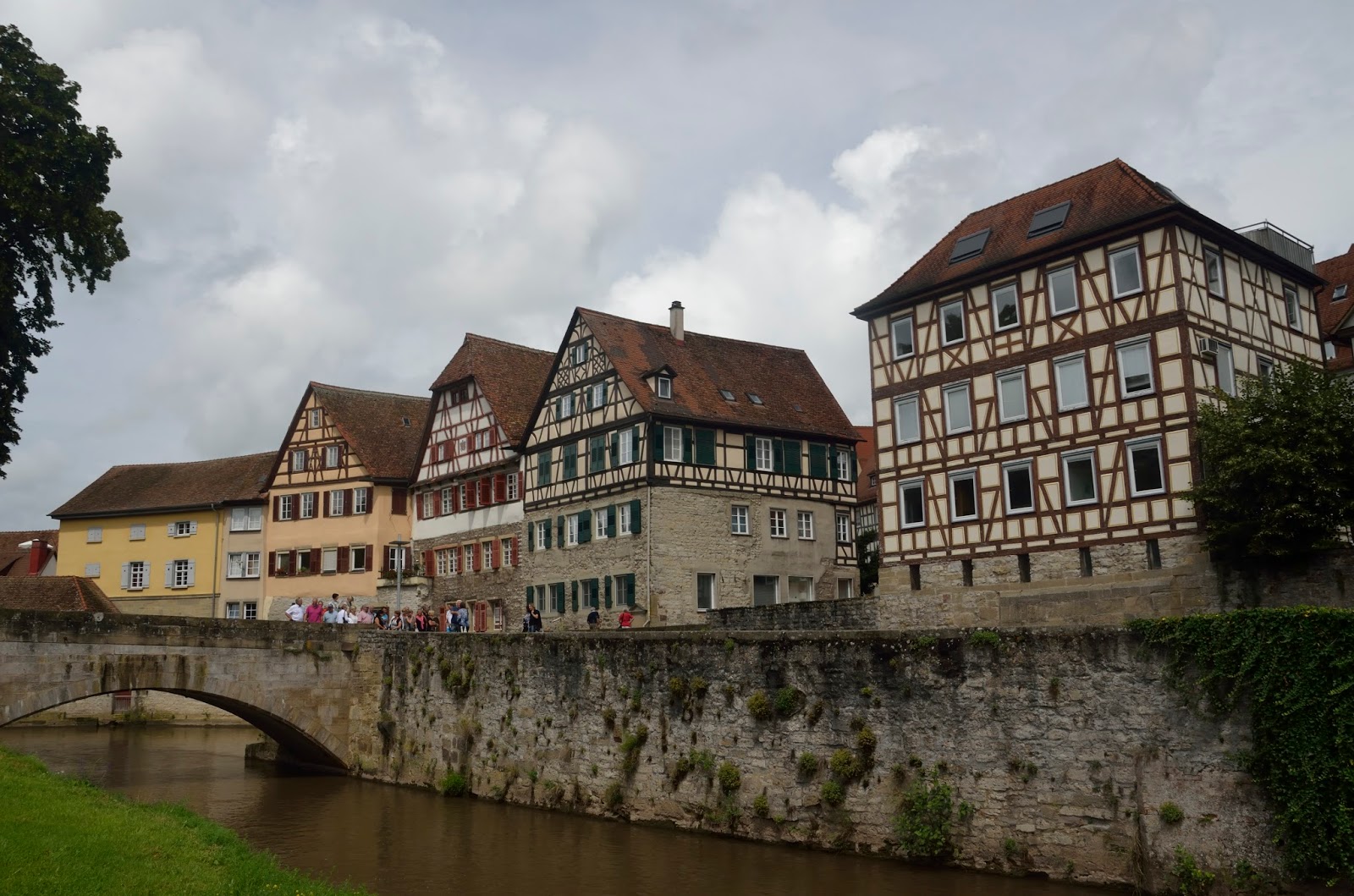 Casas de entramado de madrea a la orilla del río en Schwäbisch Hall Casas de entramado de madrea a la orilla del río en Schwäbisch Hall
