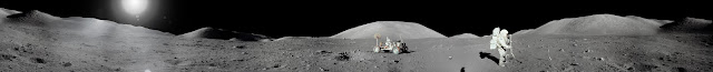 Apollo 17 misyonu sırasında çekilen Ay'ın panoramik fotoğrafı. Ortasında Ay taşıtı görülmektedir (1972).