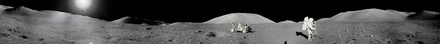 Apollo 17 görevi sırasında çekilen Ayın panoramik fotoğrafı. Ortasında Ay taşıtı Lunar Roving Vehicle görülmektedir (1972).