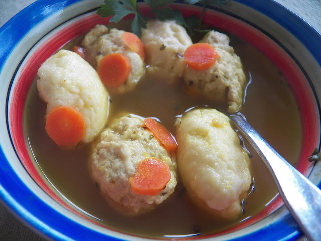 Klar suppe med melboller og kødballer