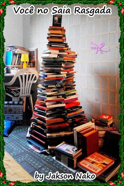 nosso leitor enviou a foto da sua arvore de natal feita só com livros