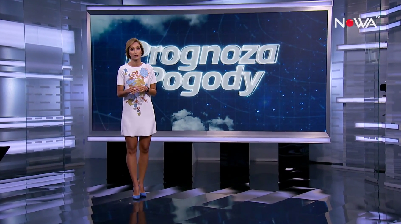 Aleksandra Kot W Białej Ultra Mini Sukience I W Niebieskich
