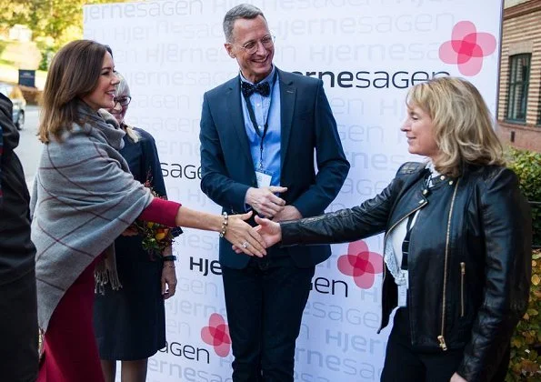 Princess Mary is the patron of Hjernesagen organization. Princess Mary wore red skirt suit, blazer an skirt