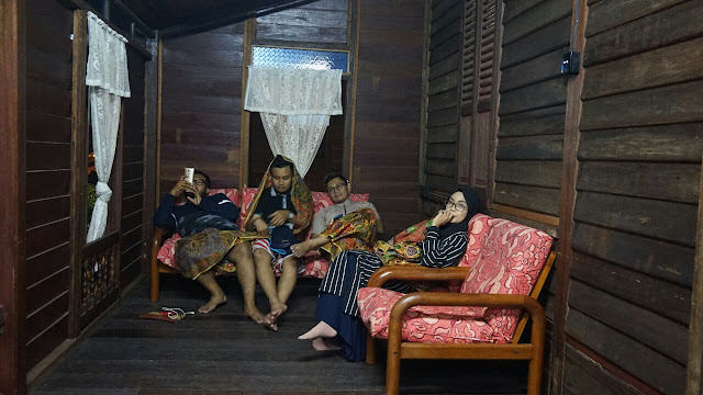 Ruangan serambi untuk bersantai. Ruangan serambi untuk bersantai.