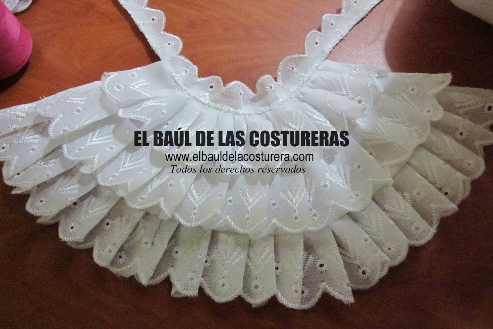 Jabot de tira bordada