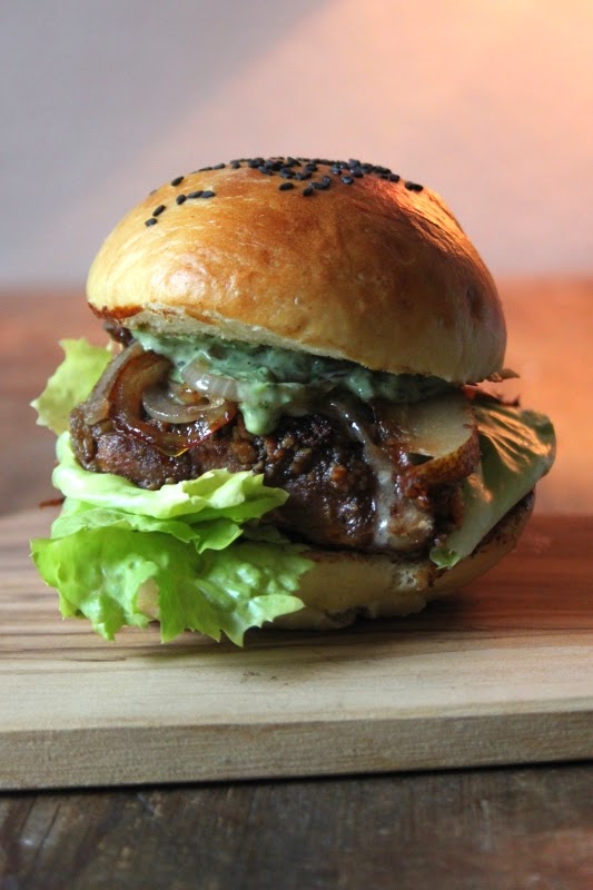 Kamau Walnussmarinierter Tempeh Burger Mit Blauschimmelkase