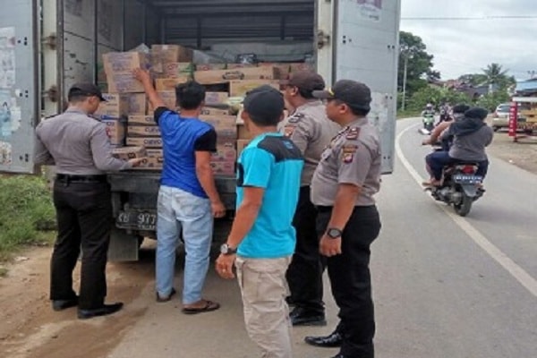 Polsek Sekadau Hulu Gelar Razia, Antisipasi Masuknya Barang Ilegal Polsek Sekadau Hulu Gelar Razia, Antisipasi Masuknya Barang Ilegal