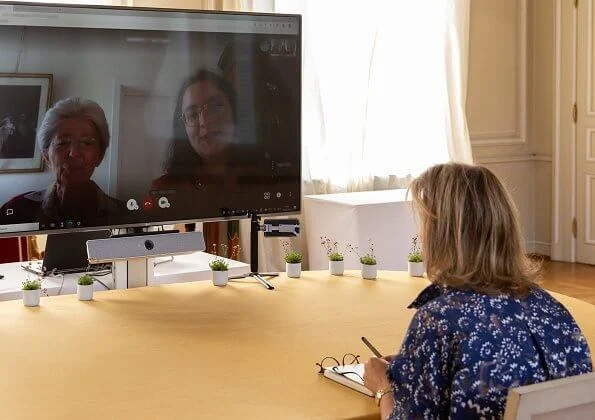Queen Mathilde contacted with residents of the 1Toit2Ages non-profit housing project via video call