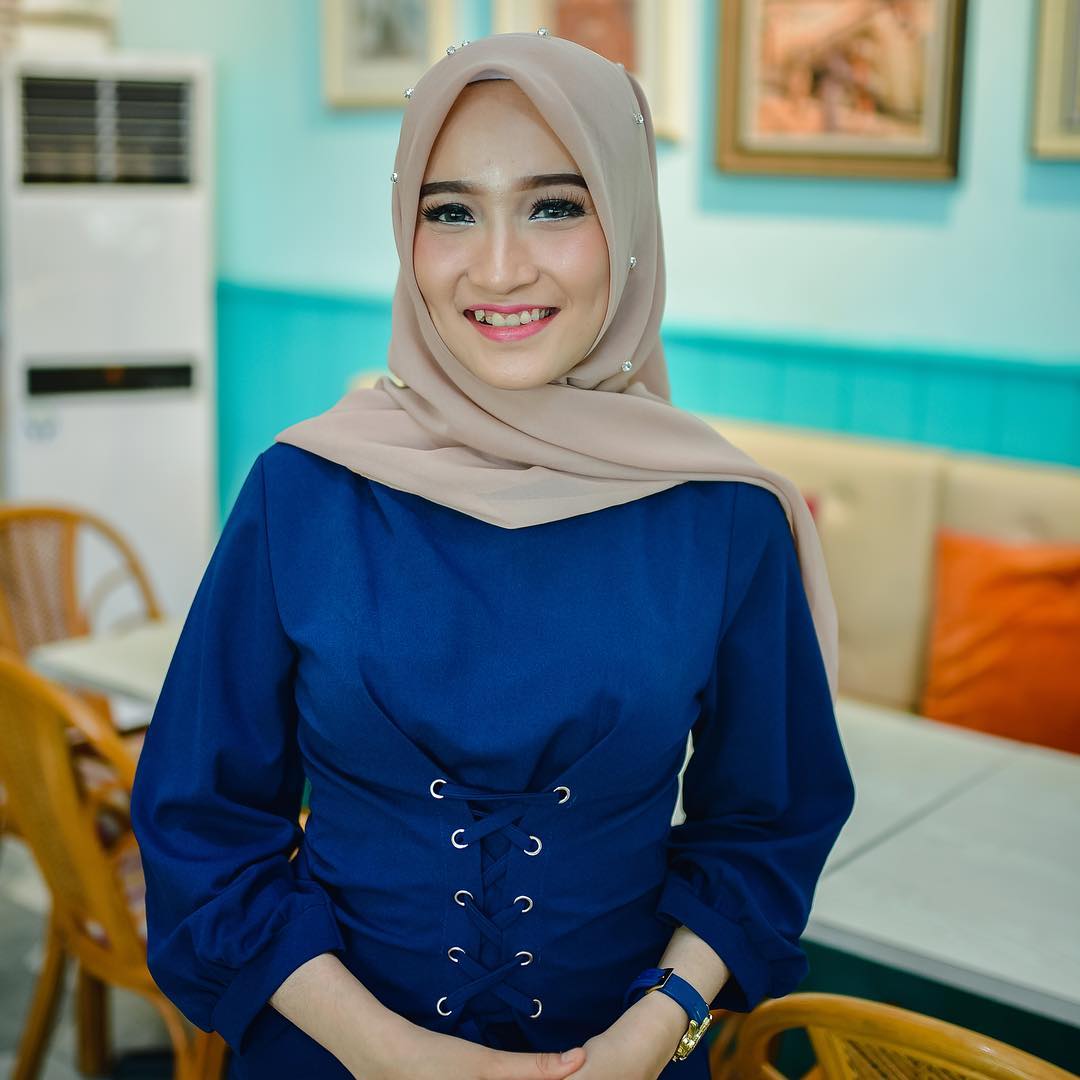 Mama Muda Berjilbab cantik manis Dan Gemesin - Republic Renger Cantik