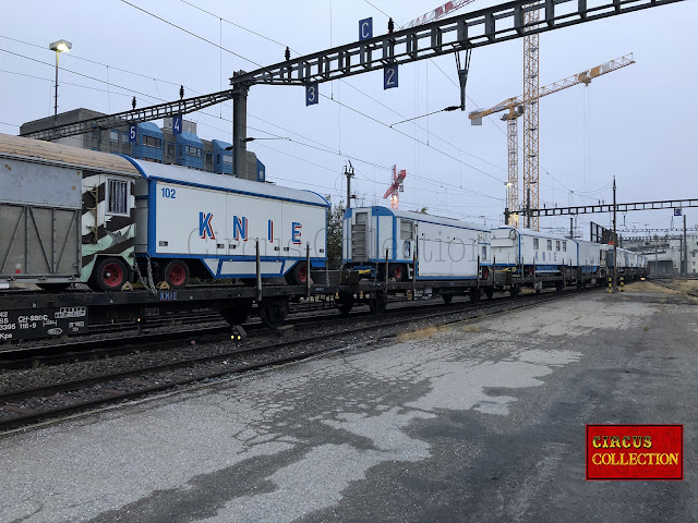 Le train du cirque chargé de roulotte manoeuvre en gare de Fribourg